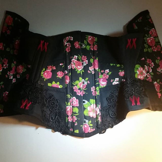 Thumbnail: Waist Cincher horizontal black and floral