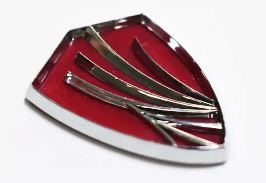 otomobil uzerinde krom kaplama marka logo sembol etiketi