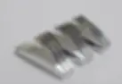 otomobil uzerinde krom kaplama marka logo etiketi