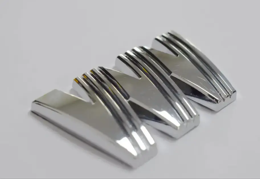 otomobil uzerinde krom kaplama marka logo etiketi