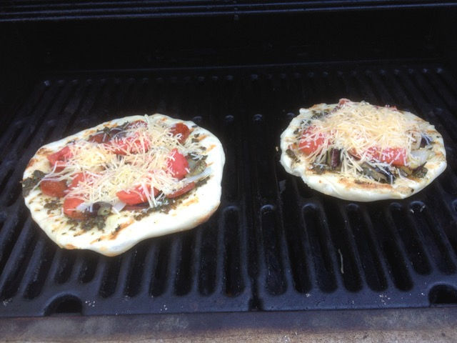 Grilled pesto pizza