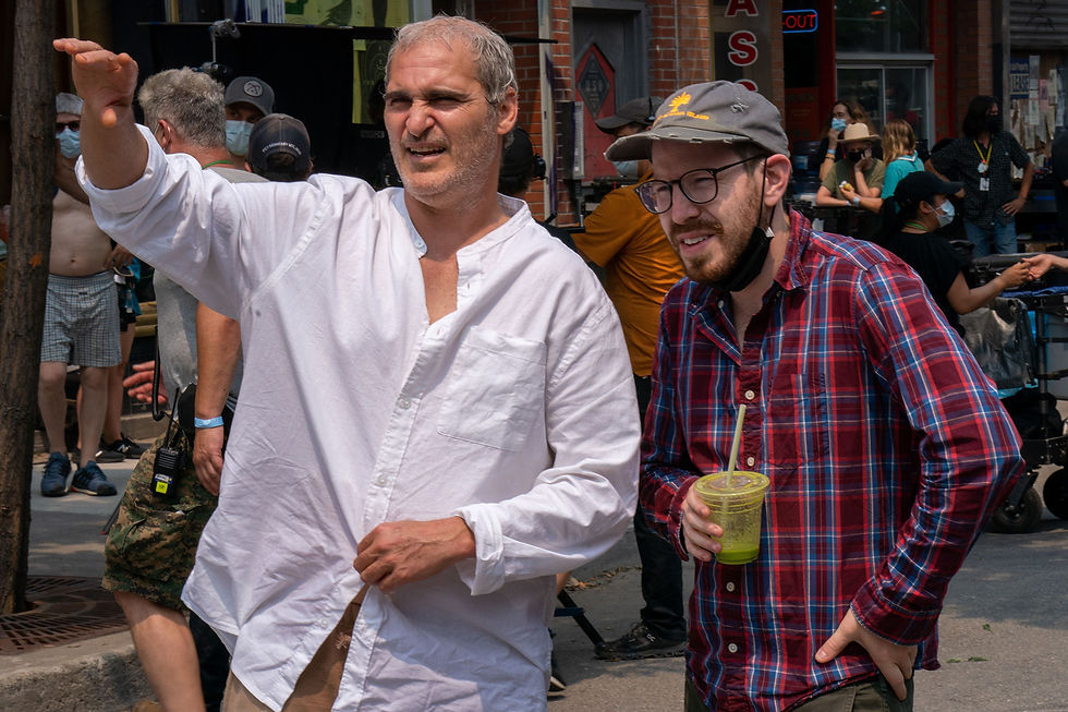 Ari Aster (l.) and Phoenix on the set