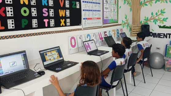 Mais de 800 computadores são destinados a instituições que atendem pessoas com TEA