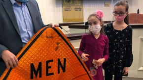 Meninas conseguem mudar placas de trânsito focadas só em homens