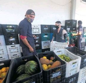 Material reciclável vira moeda para trocar por comida