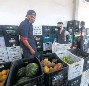Material reciclável vira moeda para trocar por comida
