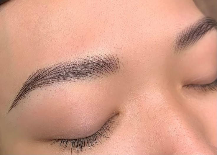 Chân mày vòng cung ở nữ