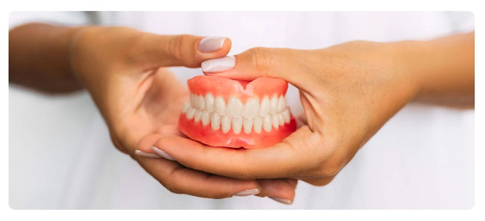 portatore-di-protesi-dentale-1030x470.jpg