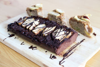 Pastel de chocolate y manzana con 4 ingredientes