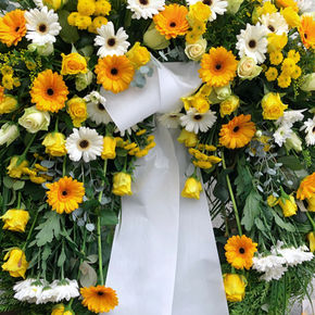 Großer Kranz mit Orange-gelben-weißen Blumen