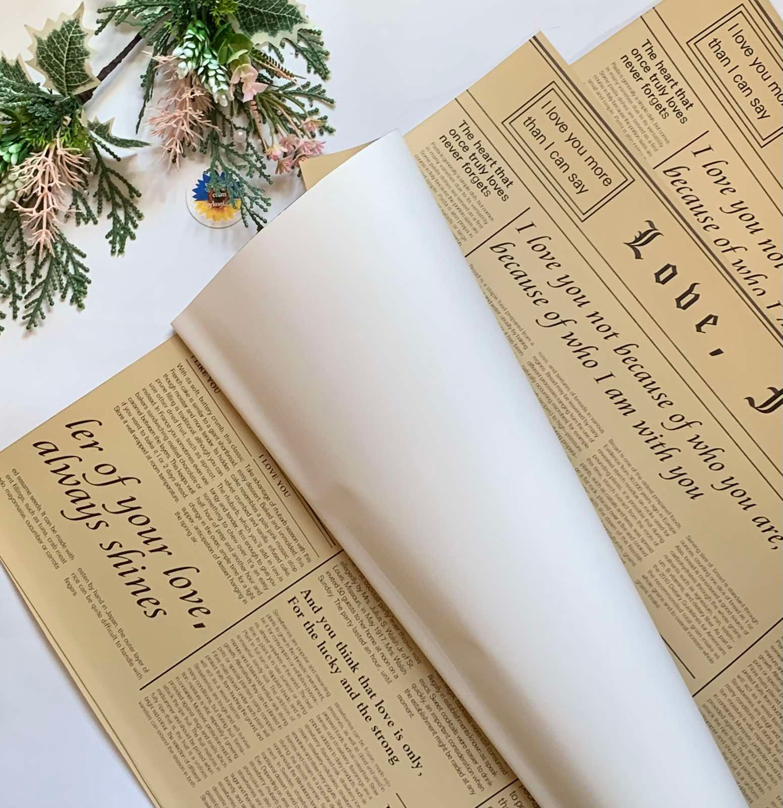 Калька для квітів розмір 58-58см колір двосторонній газета крафтовий з білим 