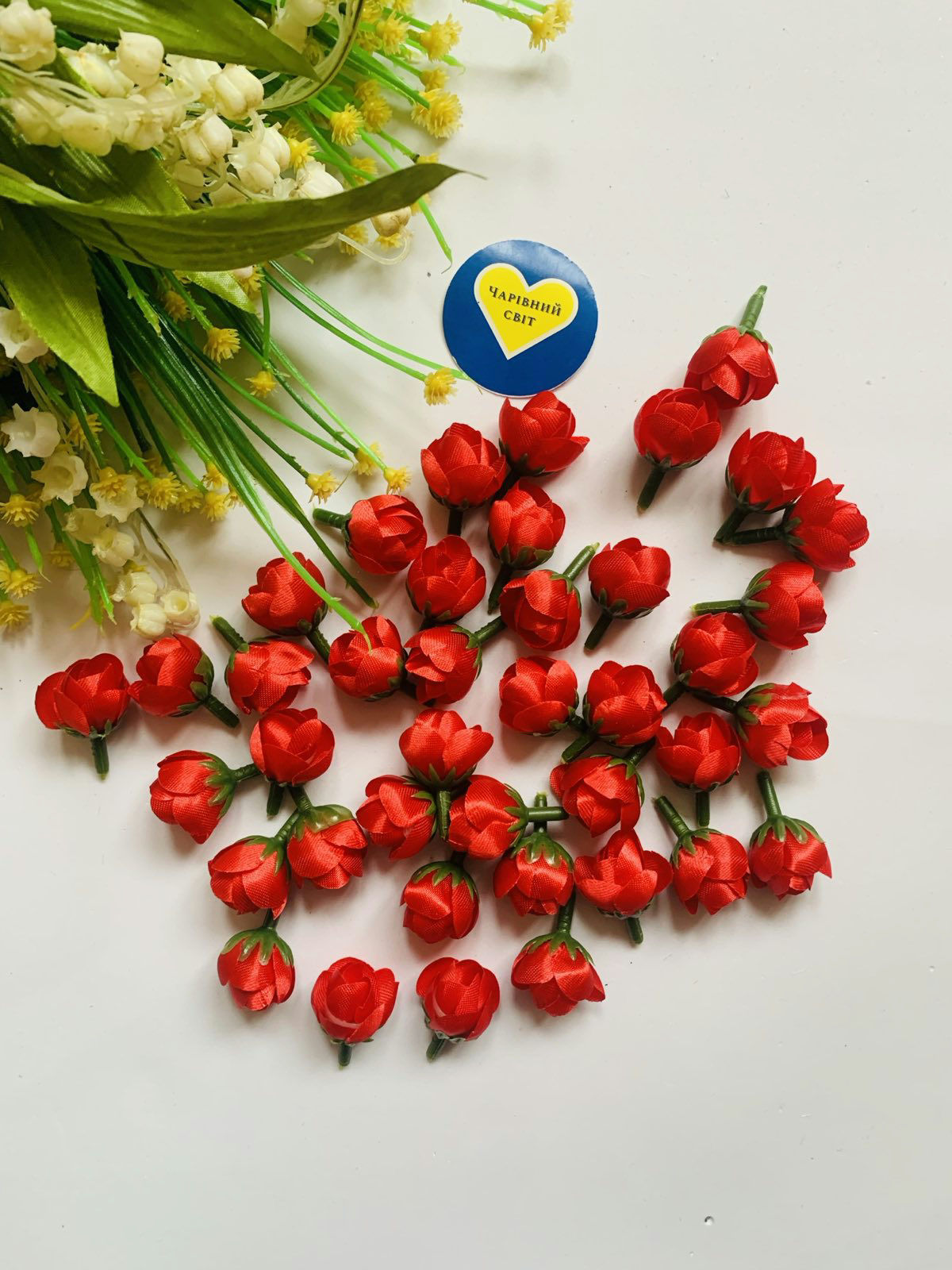 Бутон розмір 1.8см.  колір  червоний 