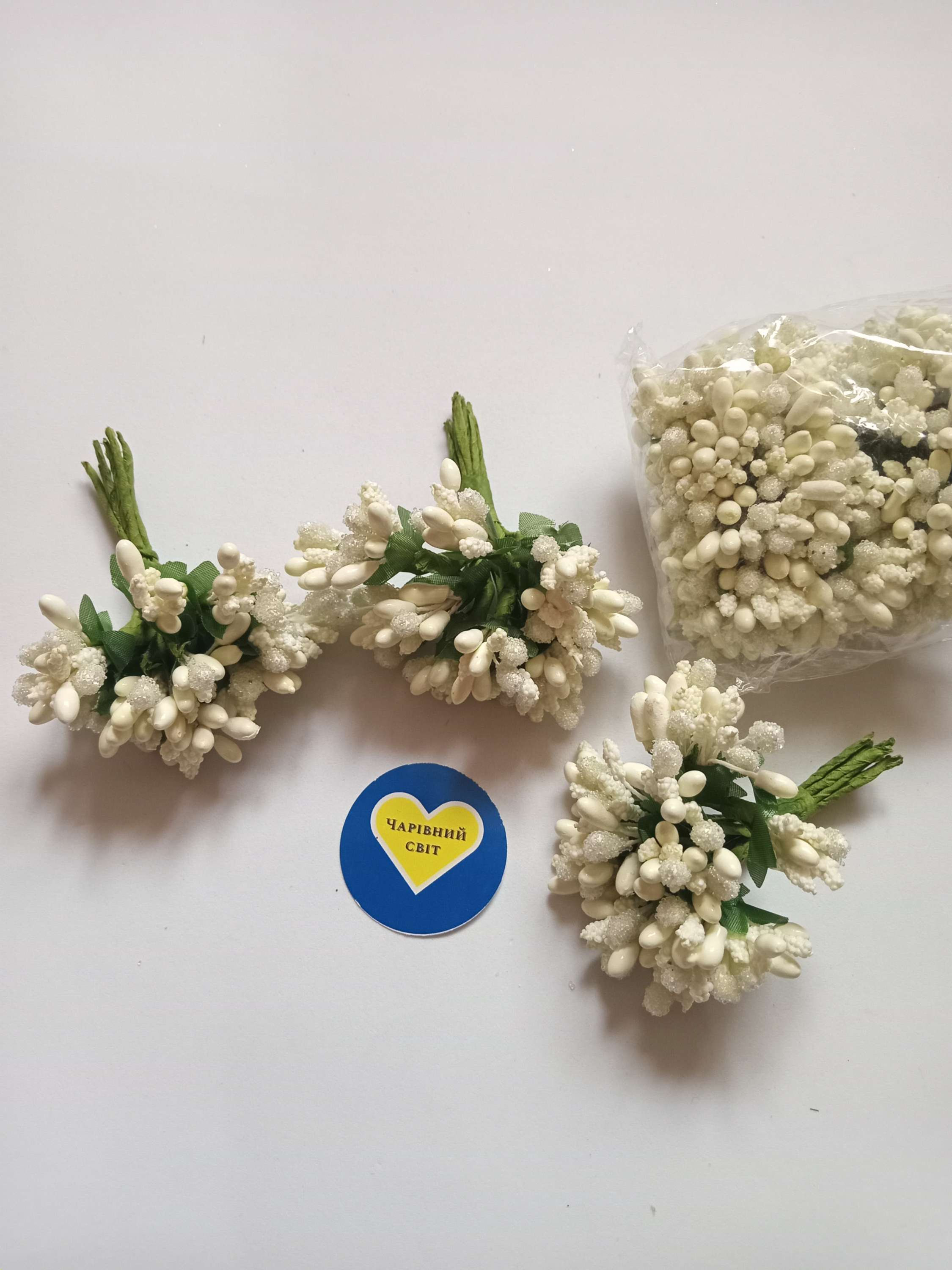 Тичинки  колір молочний 