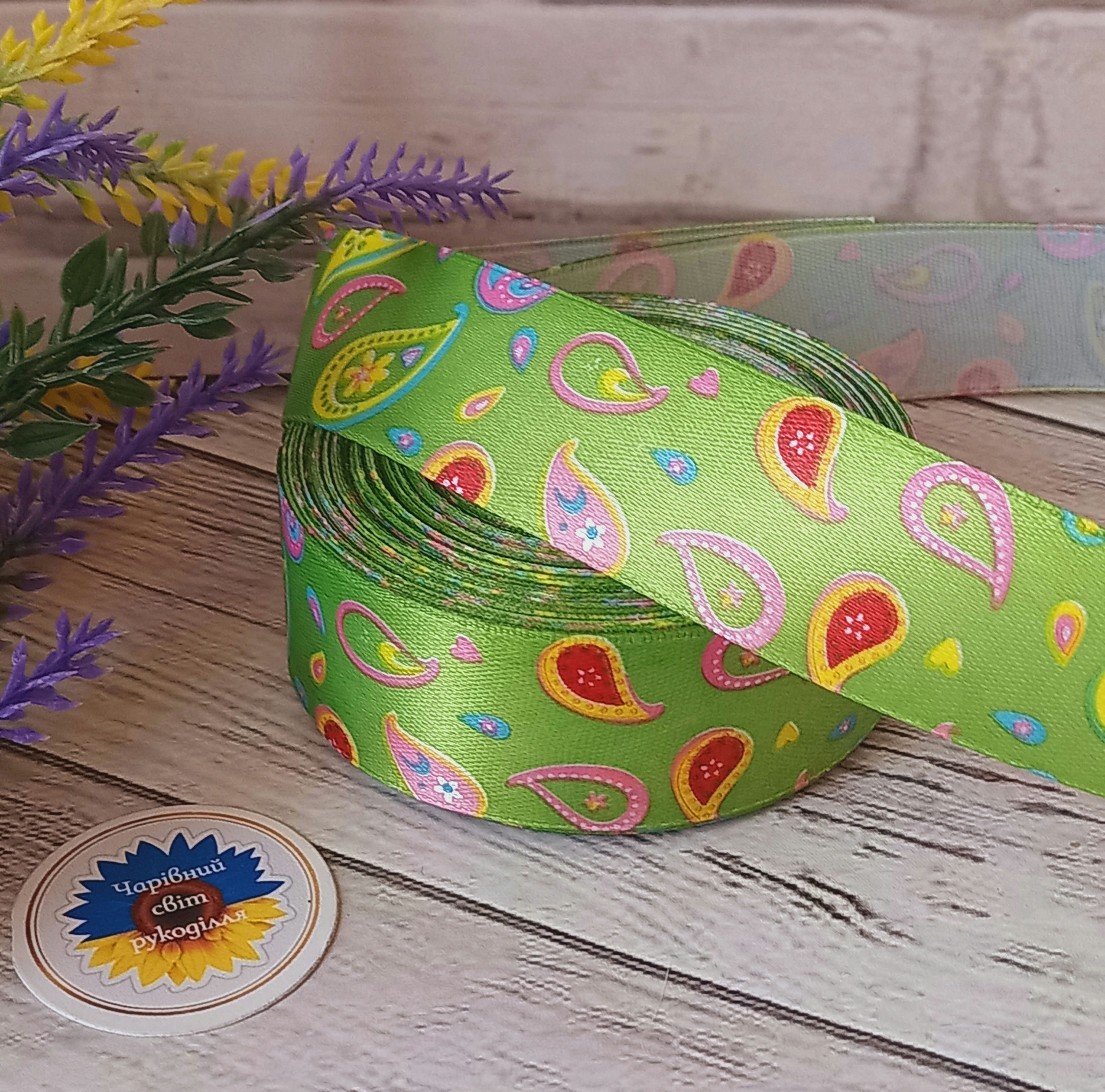 Стрічка 2.5см атласна  колір зелений з малюнком 