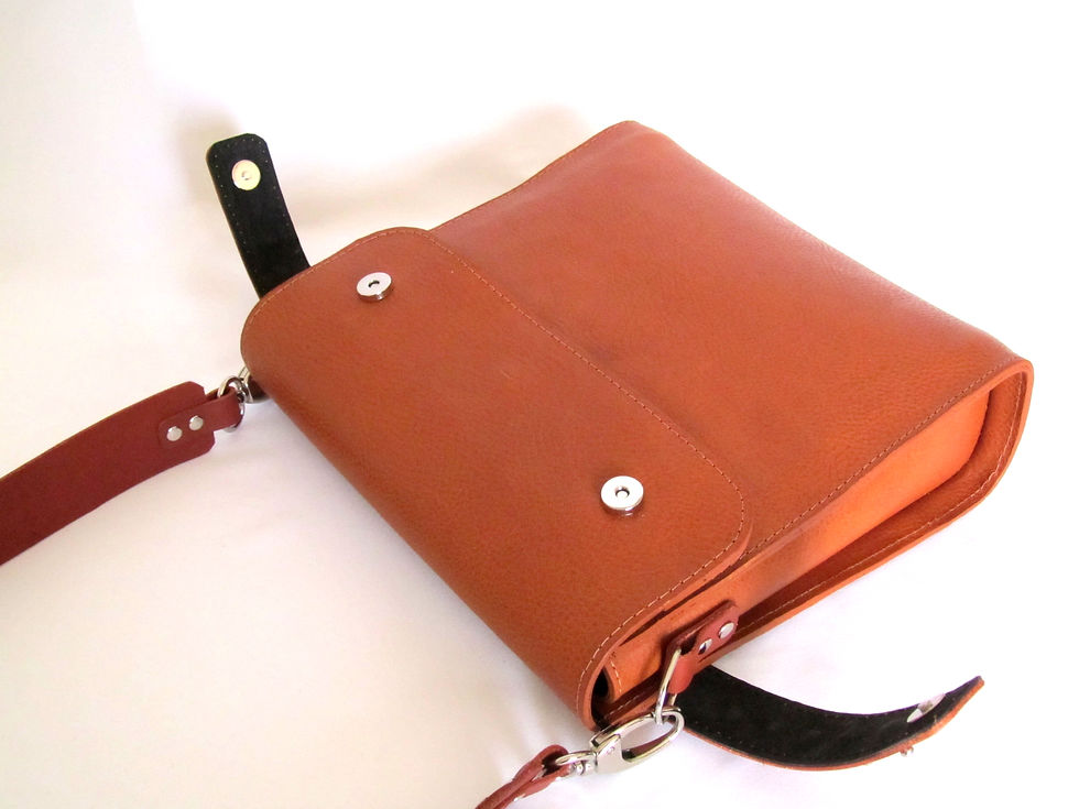 Thumbnail: Aida cross body leather bag