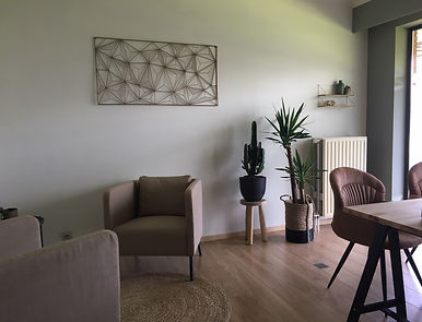 Kantoor 1 in onze psyhcologen groepspraktijk Kurago uit Limburg. Dit is onze grootste therapie of loopbaanbegeleiding ruimte en bestaat uit enerzijds twee gezellige zeteltjes en anderzijds uit een bureau. De zeteltjes worden meestal voor therapie gebruikt en de bureau voor loopbaanbegeleiding.