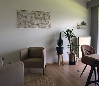 Kantoor 1 in onze groepspraktijk Anthentiek uit Limburg. Dit is onze grootste therapie of loopbaanbegeleiding ruimte en bestaat uit enerzijds twee gezellige zeteltjes en anderzijds uit een bureau. De zeteltjes worden meestal voor therapie gebruikt en de bureau voor loopbaanbegeleiding.