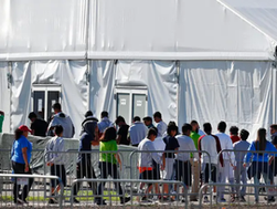 Luật sư cho biết không thể tìm thấy cha mẹ của 545 trẻ di cư bị chia rẽ bởi chính quyền Trump