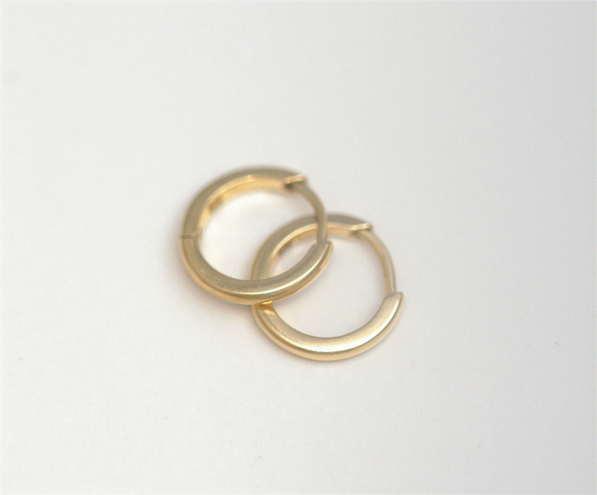 THE CLASSIC HUGGIE HOOPS