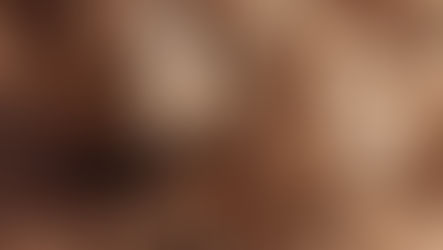 Kahverengi tonlarda, katlanmış kağıttan yapılmış bir turna kuşu — zarafetin, kırılganlığın ve hasretin simgesi.