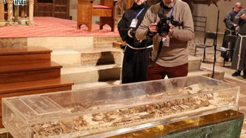 წმ. ფრანცისკეს ნეშტი, გარდაცვალებიდან 800 წლის შემდეგ, საჯაროდ გამოასვენეს