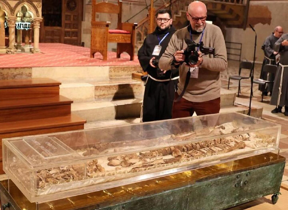 წმ. ფრანცისკეს ნეშტი, გარდაცვალებიდან 800 წლის შემდეგ, საჯაროდ გამოასვენეს