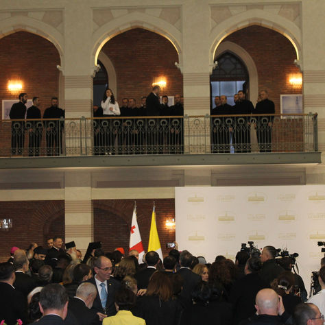 კათოლიკოს-პატრიარქ ილია II-ის და პაპ ფრანცისკეს ძმური ამბორი მსოფლიოში მშვიდობისთვის