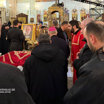 კათოლიკე ეპისკოპოსი პატრიარქის პანაშვიდზე მივიდა