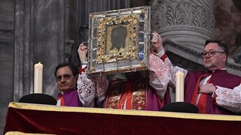 'ვერონიკას მანდილი' – იშვიათი წმინდა რელიკვია საჯაროდ გამოიტანეს
