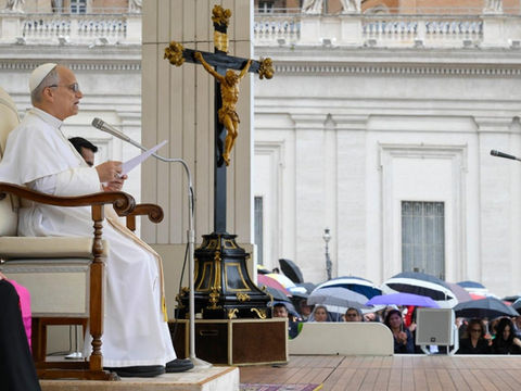 პაპი მორწმუნეებს განსაკუთრებული ლოცვისკენ მოუწოდებს