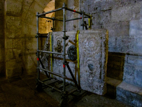 იერუსალიმში, უფლის სამარხის ეკლესიაში, უძველესი საკურთხეველი იპოვეს