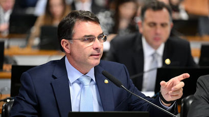 Flávio Bolsonaro aciona TSE após queda em pesquisa eleitoral, e instituto rebate acusações