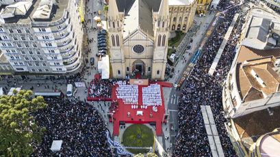 Corpus Christi reúne milhares de fiéis em celebração do centenário da Arquidiocese de Curitiba