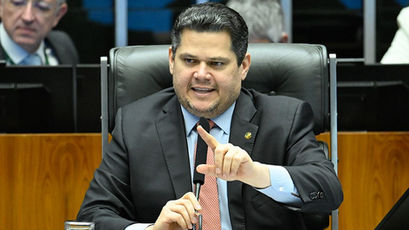 Alcolumbre decide não ler requerimento de CPMI do Banco Master 