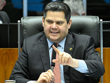 Alcolumbre decide não ler requerimento de CPMI do Banco Master