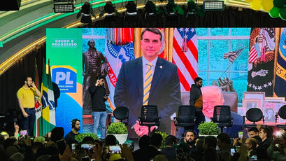 Em Curitiba, Flávio diz que a direita tem a proteção de Deus e Olimpio mobiliza apoiadores