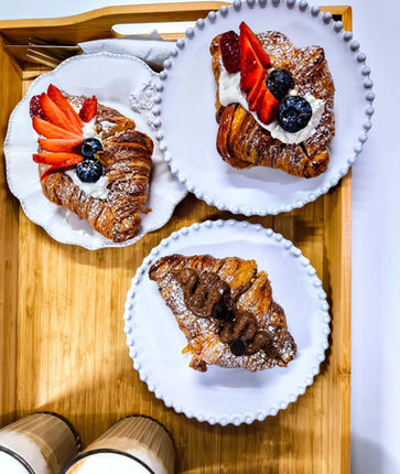 Tre croissant su piatti bianchi con frutta, cibo, Milly CucinaeBottega.