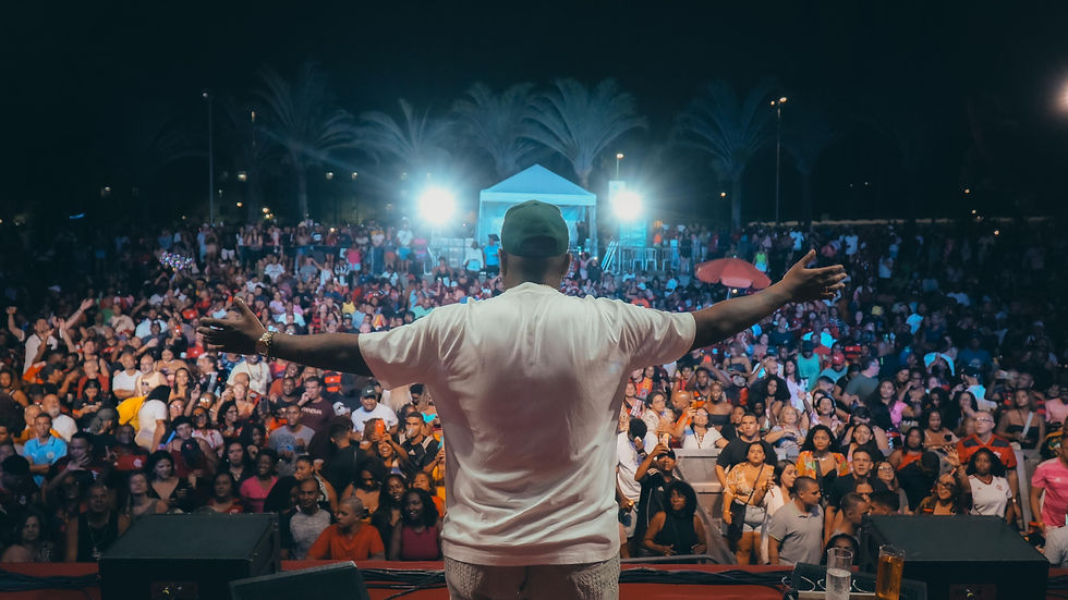 Arlindinho Cruz trilha um caminho que une paixão e autenticidade, buscando ir além das amarras de um sobrenome ilustre.