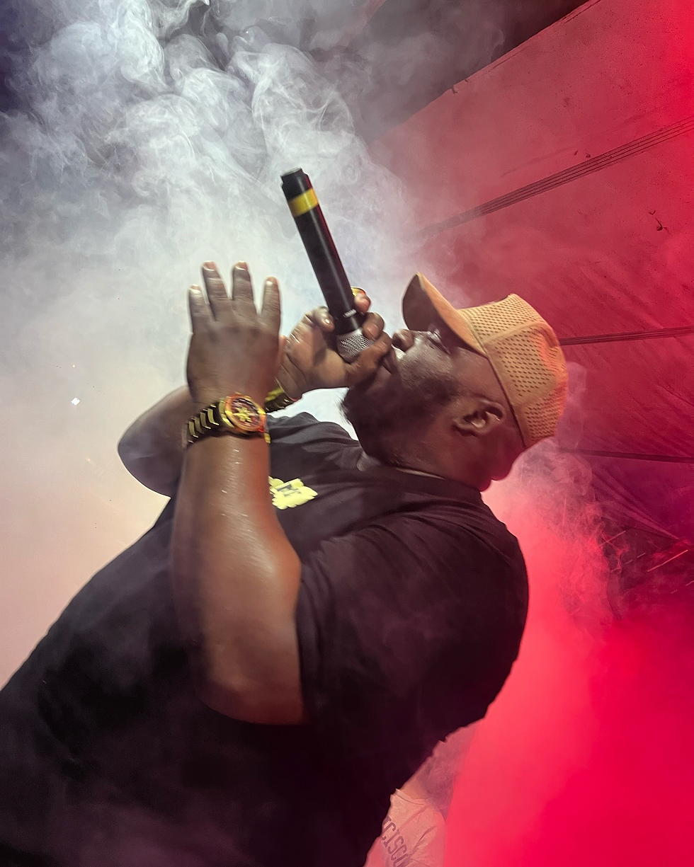 MC Bobô, um dos artistas mais respeitados do funk carioca, é um exemplo claro de como a música pode ser uma poderosa ferramenta de resistência, transformação social e empoderamento.
