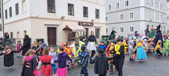 rajanje na placu.jpg