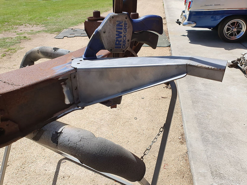 Thumbnail: Outrigger to suit HR Holden front