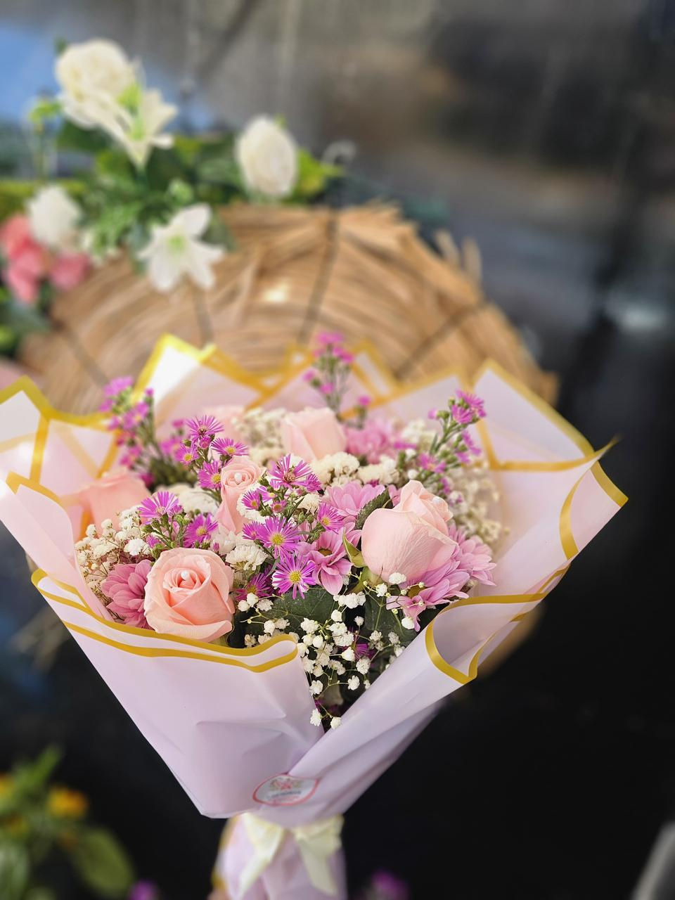 Miniatura: Ramo romántico 6 rosas con globo 