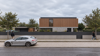 Casa contemporânea em madeira e betão.png