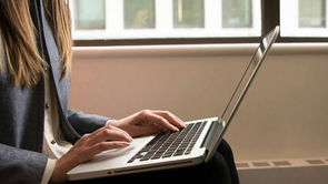 Zoom sur le régime social, la fiscalité et la souplesse pour mieux choisir entre SASU ou EURL.