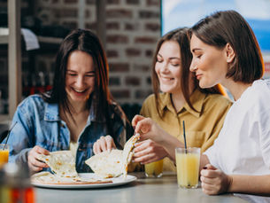Amigas comeindo en restaurante