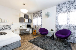 שולחן כתיבה וקופסאות אחסון