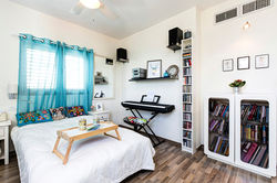 פסנתר חשמלי ואוסף דיסקים