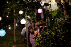 Jardín en la noche
