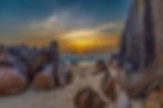 Sonnenuntergang am Strand zwischen markanten Felsen