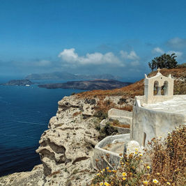 Η καλντέρα της Σαντορίνης πάνω από το Αιγαίο — η πατρίδα του Ασύρτικου